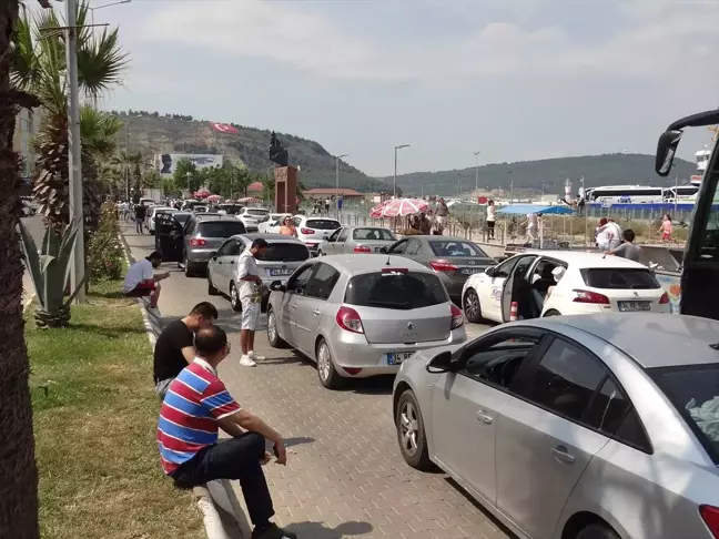 Feribot seferleri ve bağlantı yollarında trafik yoğunluğu