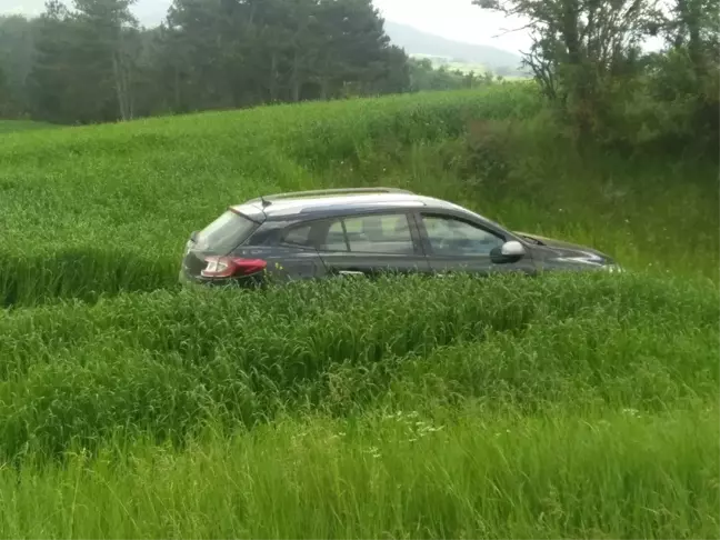 Kastamonu'da otomobil tarlaya uçtu: 3 yaralı