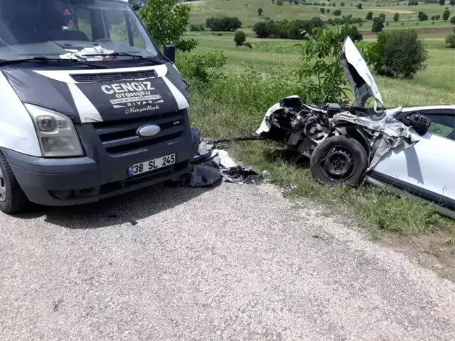 Minibüs ile otomobil çarpıştı: 5 yaralı