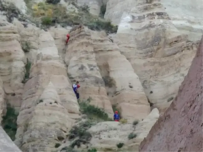 Kapadokya'da kayalıklarda mahsur kalan Fransız turist kurtarıldı