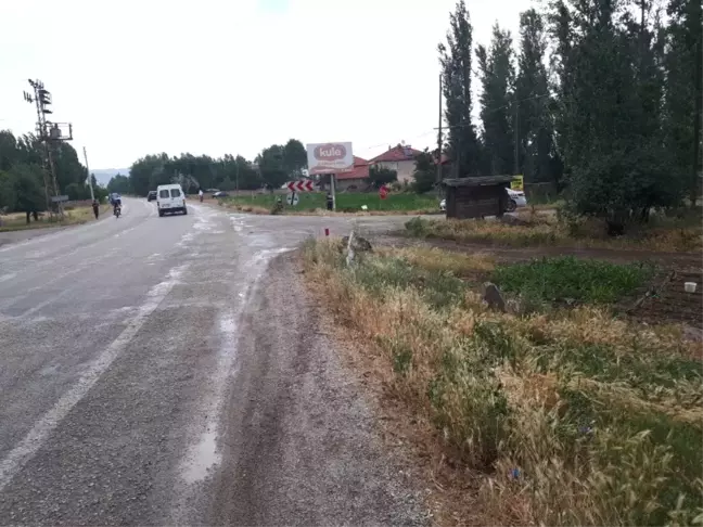 Şuhut'ta otomobil tarlaya girdi: 2 yaralı