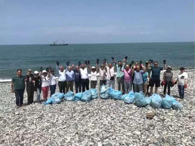 Tulum eşliğinde sahilde çöp topladılar
