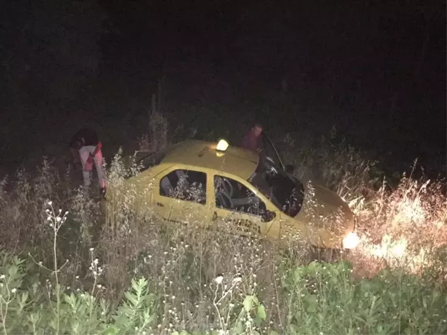 Manisa'da lastiği patlayan taksi tarlaya yuvarlandı