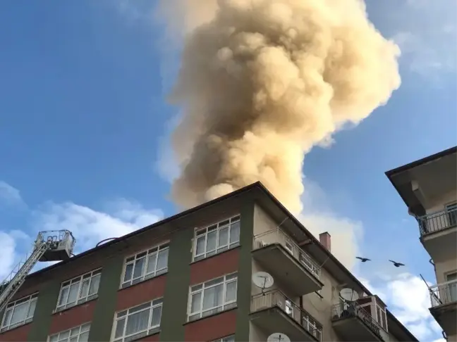 Başkent'te çatısı yanan bina boşaltıldı