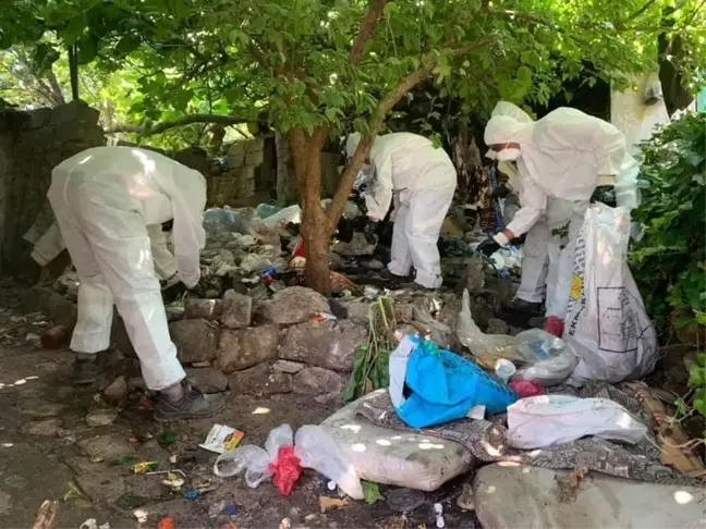 Evinden 7 kamyon çöp çıktı