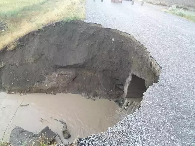 Sivas'ta sağanak yağmur dereleri taşırdı