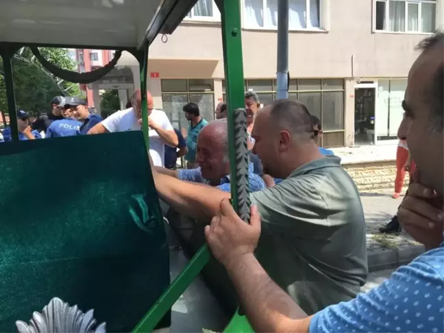Kadıköy'de hayatını kaybeden çiftin akrabaları cenaze aracının başında gözyaşlarına boğuldu