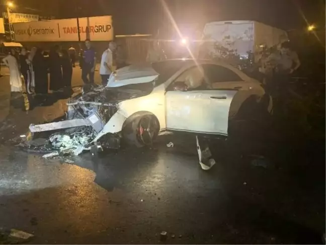 Ümraniye'de polisten kaçarken 4 kişiye çarptı