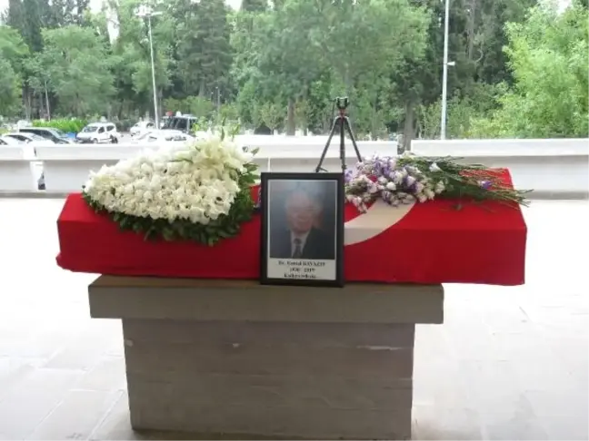 İlk kalp naklini gerçekleştiren Kemal Bayazıt son yolculuğuna uğurlandı