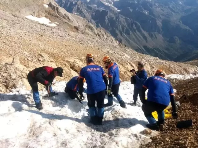Demirkazık Dağı'nda çığ altında kalan dağcının cesedi bulundu (2)