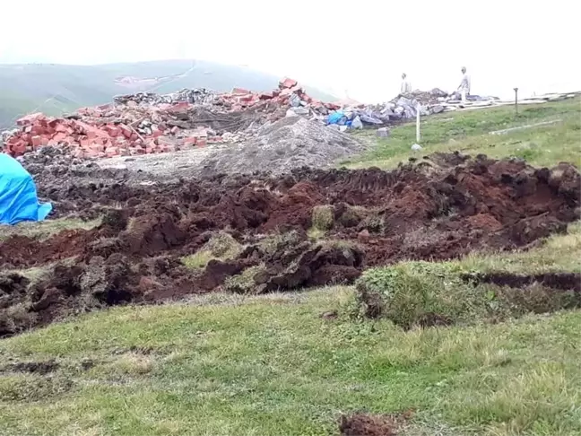 Gümüşhane'de yaylalardaki kaçak yapıların yıkımında arbede çıktı