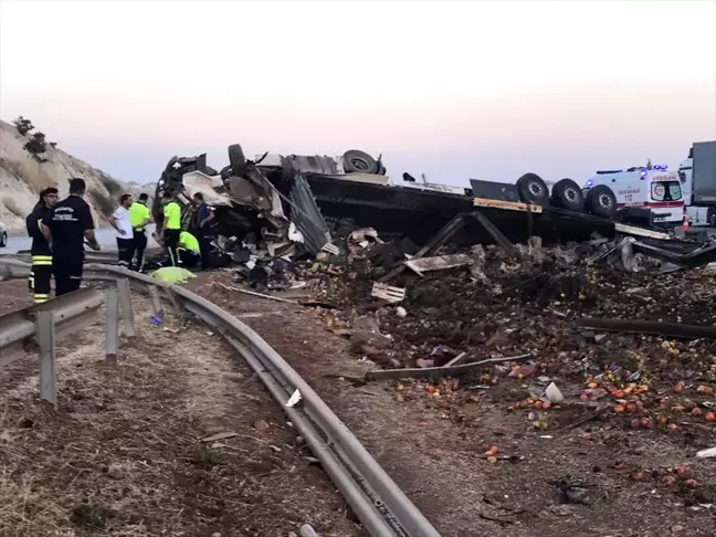 Gaziantep'te tır devrildi: 3 ölü