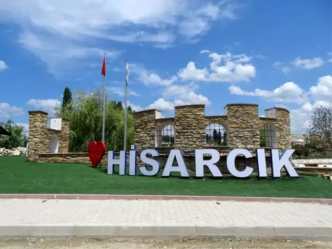 Hisarcık'ta tamamı atık malzemelerden yapılan park hizmete açıldı