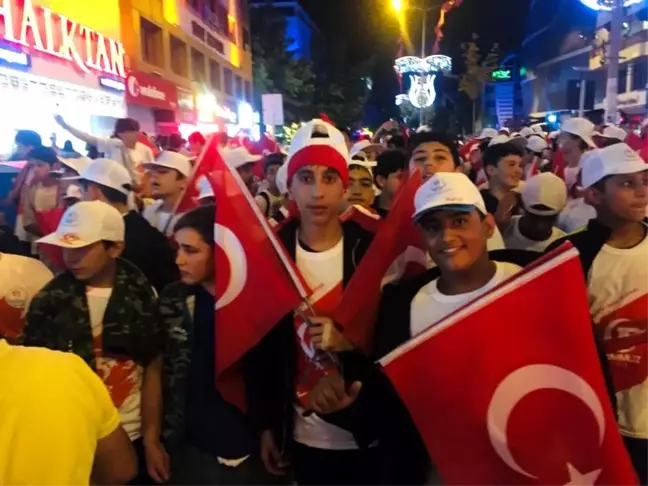 Yaz kampında bulunan gençlerden 15 Temmuz etkinliklerine destek