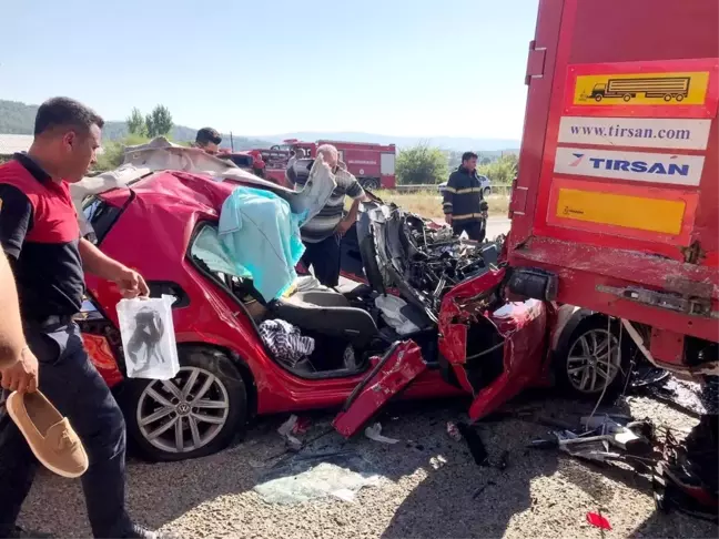 Kamyonun altına giren otomobilde bulunan iki kişi, yaralı olarak kurtarıldı