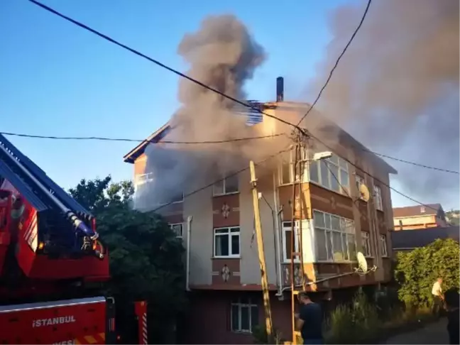 Ümraniye'de çatısı yanan binada 3 saat sonra tekrar yangın çıktı