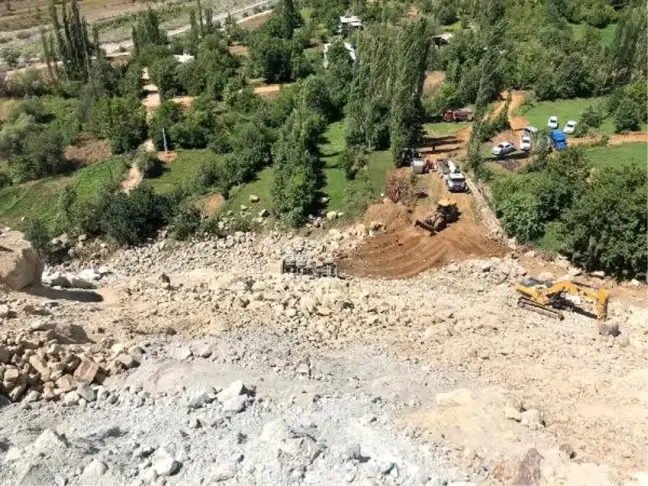 Artvin'de uçuruma yuvarlanan kamyonun sürücüsü öldü