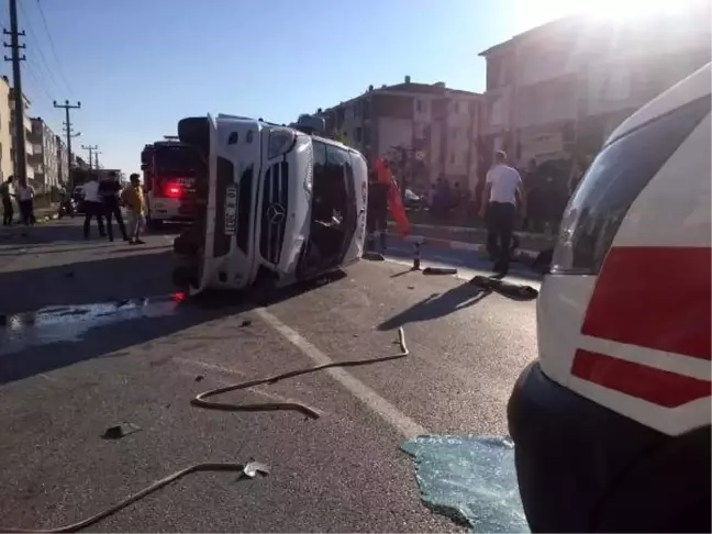 Balıkesir'de servis minibüsü ile otomobil çarpıştı: 1 ölü, 12 yaralı