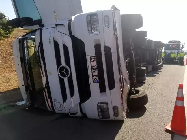 (Özel) Selimpaşa TEM'de tır devrildi, yoğun trafik oluştu