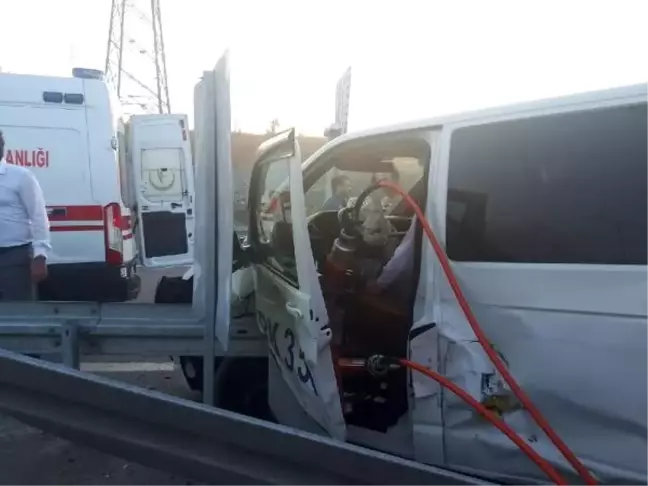 Sultangazi'de İETT otobüsü minibüse çarptı: 1'i ağır, 6 yaralı
