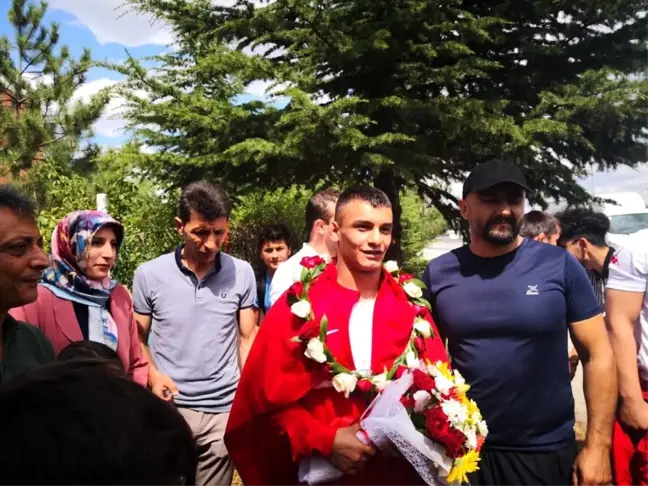 Milli güreşçiye memleketinde coşkulu karşılama