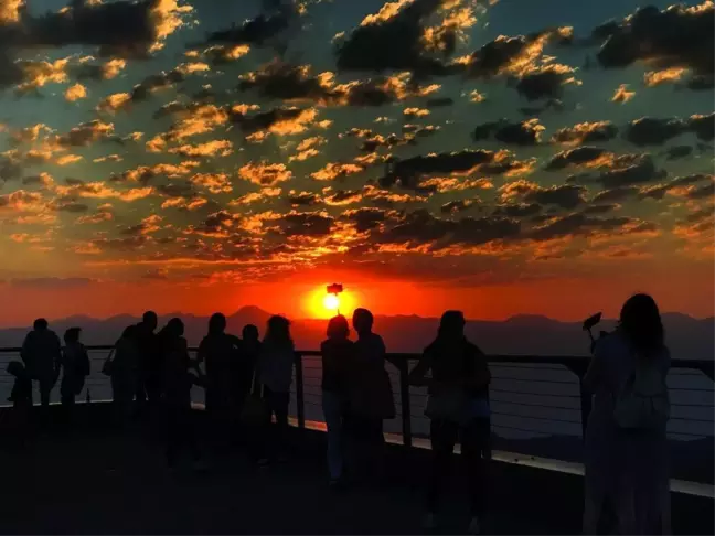 Tahtalı Dağı Zirvesi'nde turistlerin gün batımı keyfi