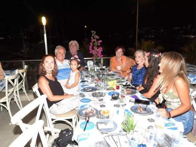 Usta oyuncu Erdal Özyağcılar'a sürpriz doğum günü