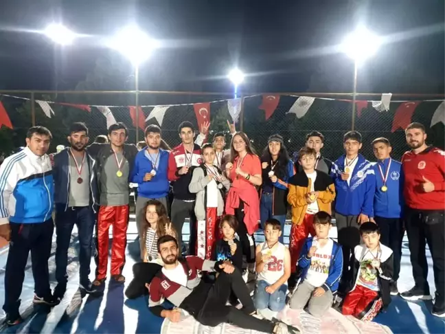 Pazaryeri Kick Boks takımı 14 madalya ile döndü