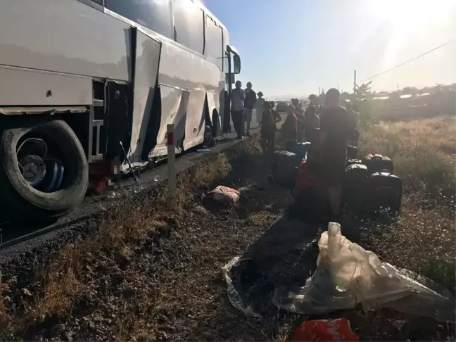 Tur otobüsü bariyerlere çarptı: 5 yaralı