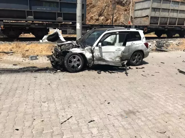 Kahramanmaraş'ta yük treni otomobile çarptı: 5 yaralı