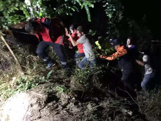 Baraja uçan otomobildeki 4 kişinin cesedi çıkartıldı