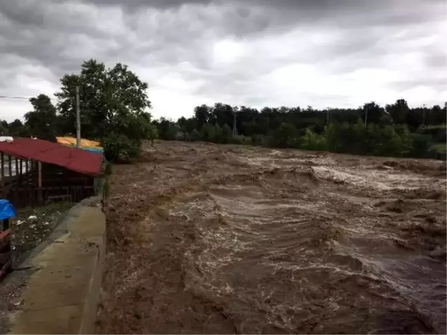 Samsun'da sağanak; yeşil dere taştı, yollar göle döndü (4)