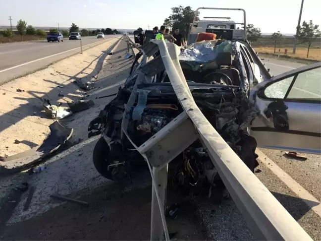Konya'da otomobil bariyerlere çarptı: 5 yaralı