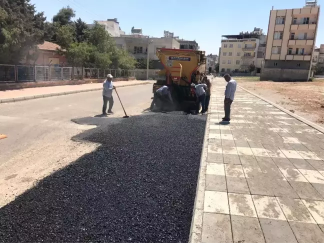 Asfaltlama ile kaldırım çalışmaları sürüyor