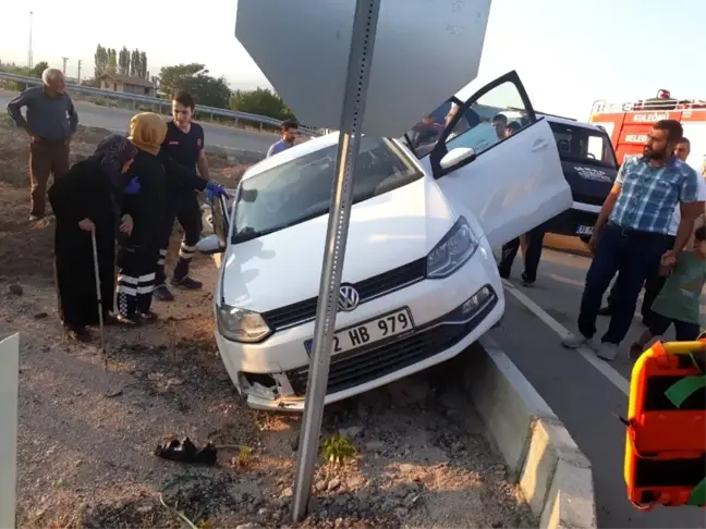 Kontrolden çıkan otomobil refüjde asılı kaldı: 2 yaralı