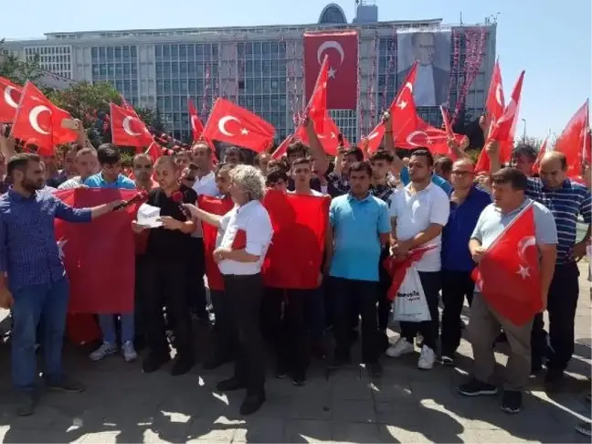 İşten çıkarılanlar İBB önünde İmamoğlu'na seslendi: Okulların açıldığı dönemde lütfen kimseyi ekmeğinden etmeyin