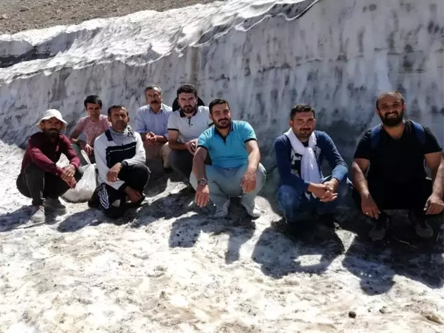 Yaz mevsiminin son günlerinden 1 metre kar kütlesi önünde fotoğraf çektirdiler