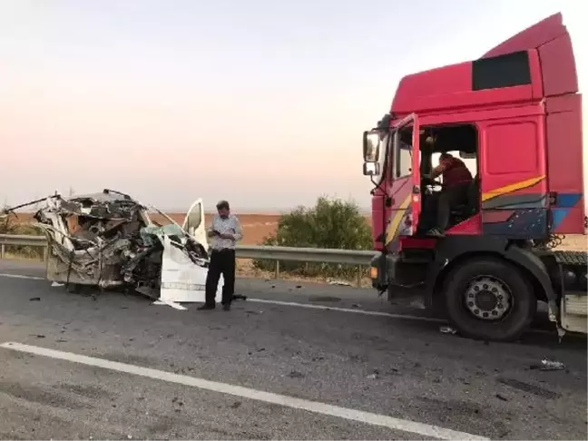 Tır'a çarpan hafif ticari aracın sürücüsü öldü