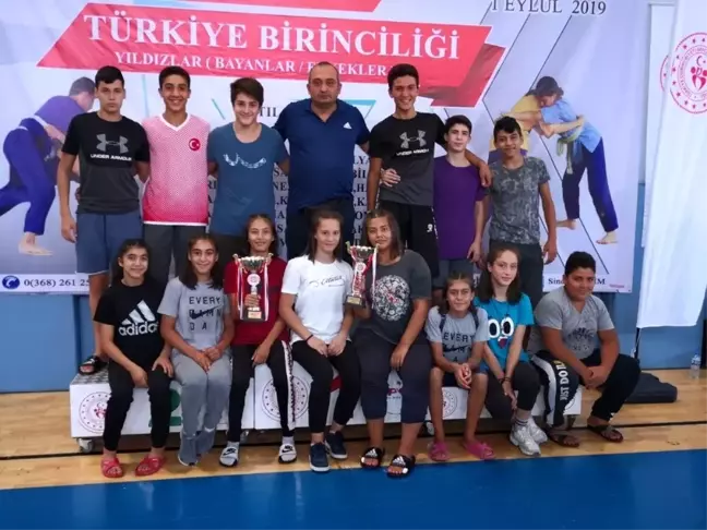 Yunusemre kuşak güreşinde madalyaları topladı