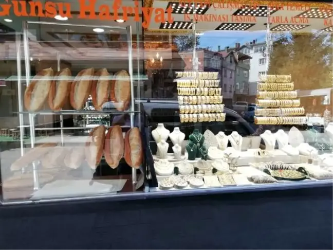 Ordu'da kuyumcu dükkanında ekmek satışı