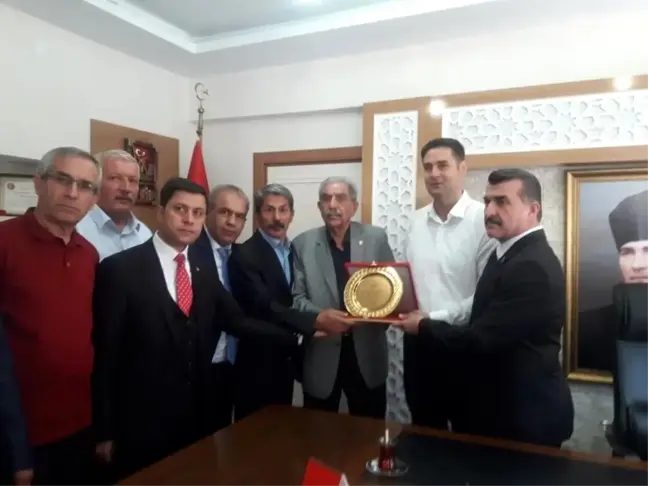 Muhtarlardan Kaymakam Gülenç'e plaket