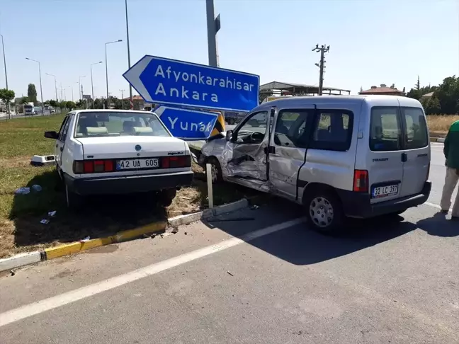 Konya'da hafif ticari araç ile otomobil çarpıştı: 7 yaralı