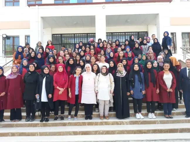 İmam Hatip Lisesinde kız öğrencilerle söyleşi