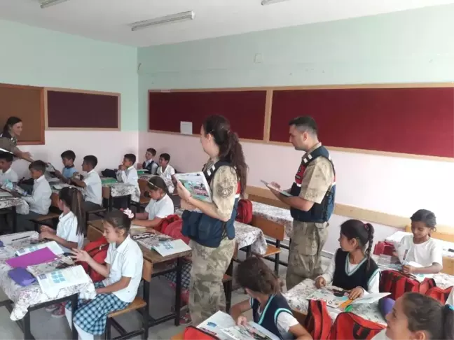 Jandarma'dan öğrencilere dergi