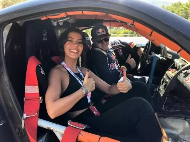 Ünlü oyuncu Selin Şekerci'den drift şov