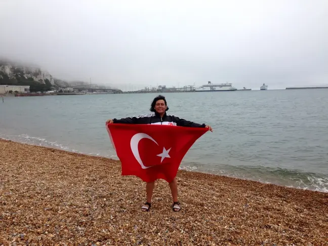 Manş Denizi'ni yüzerek geçen ilk Türk kadın bu kez koruncuklar için kulaç atacak