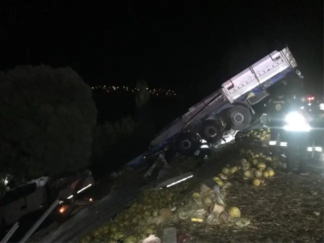 Konya'da kontrolden çıkan tır, otomobili altına aldı: 2 ölü, 3 yaralı
