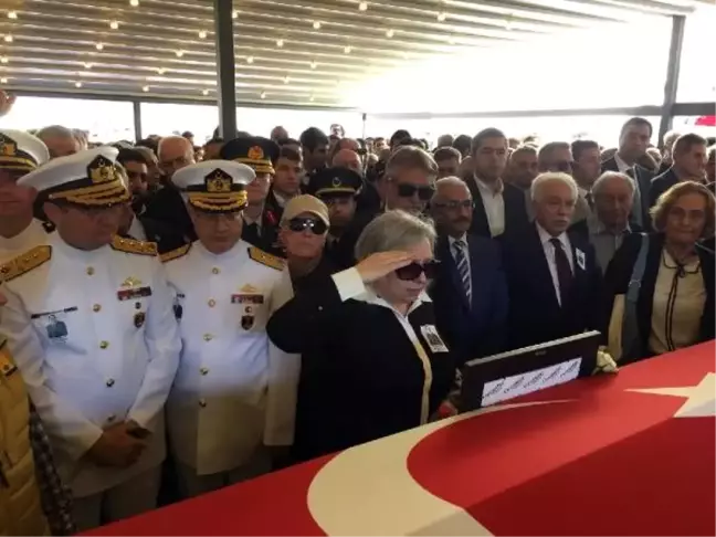 Emekli tümamiral polat'ı eşi, son yolculuğuna asker selamıyla uğurladı