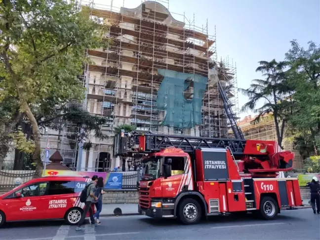 Üsküdar'da üniversitenin çatısında yangın