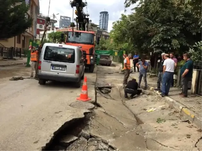 Ataşehir'de yol çöktü, çukura düşen otomobili vinç çıkardı